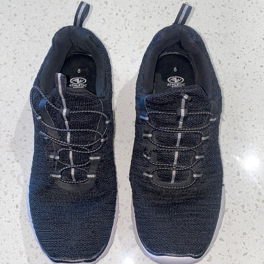 Tennis shoes